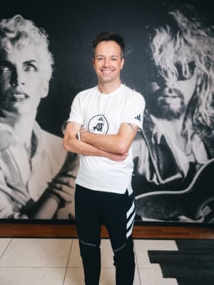Adidas runners frankfurt top